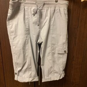 Light Gray Cargo Capris - women’s Dash size large